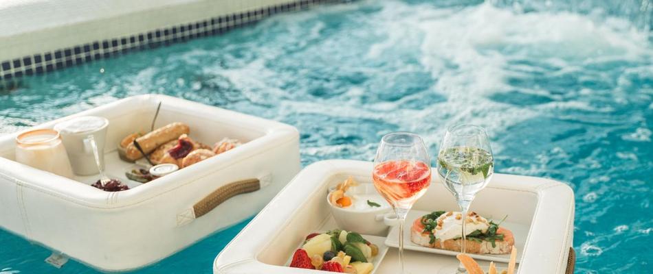 Turno privado en piscina con brunch o desayuno con bandeja flotante Hotel Villa Venecia Boutique Gourmet Benidorm Turno privado en piscina con brunch o desayuno con bandeja flotante Hotel Villa Venecia Boutique Gourmet Benidorm