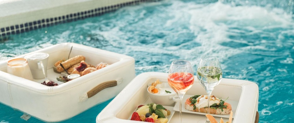  Turno privado en piscina con brunch o desayuno con bandeja flotante Hotel Villa Venecia Boutique Gourmet Benidorm